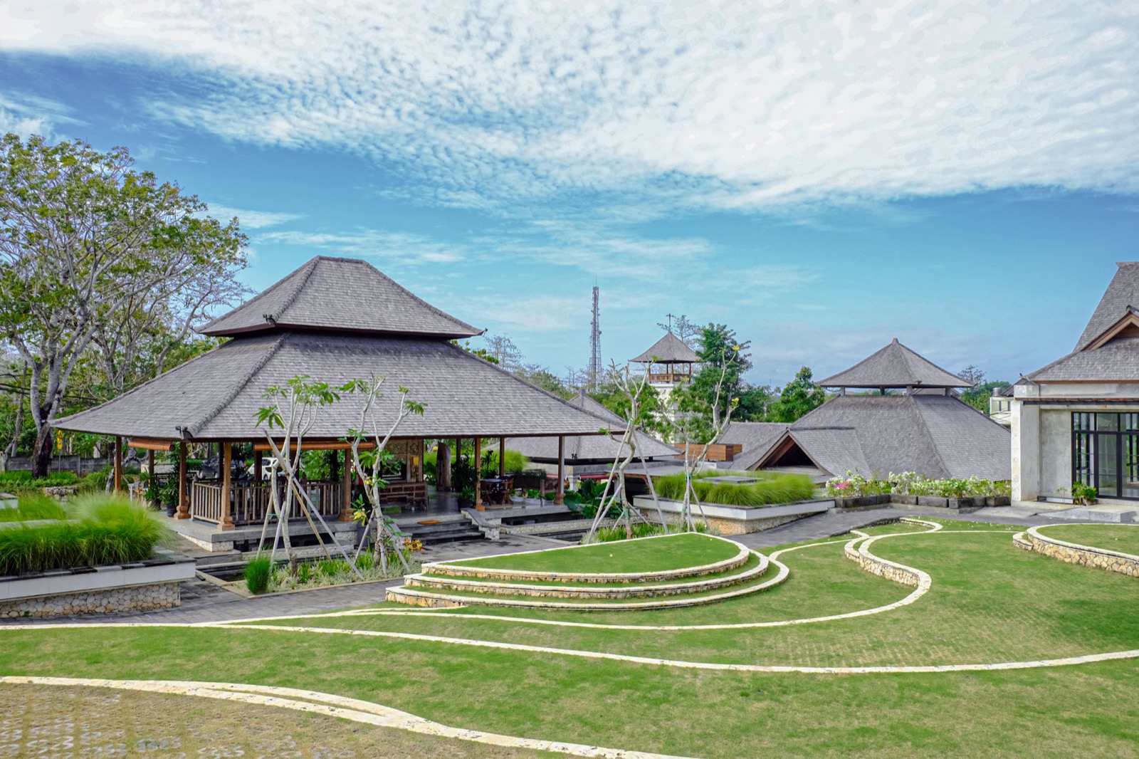 Ein Feld mit Bauten und vielen Pflanzen in Bali.